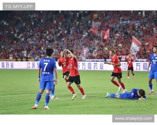 苏超南通队凯旋归来 三千球迷热烈欢迎城市英雄